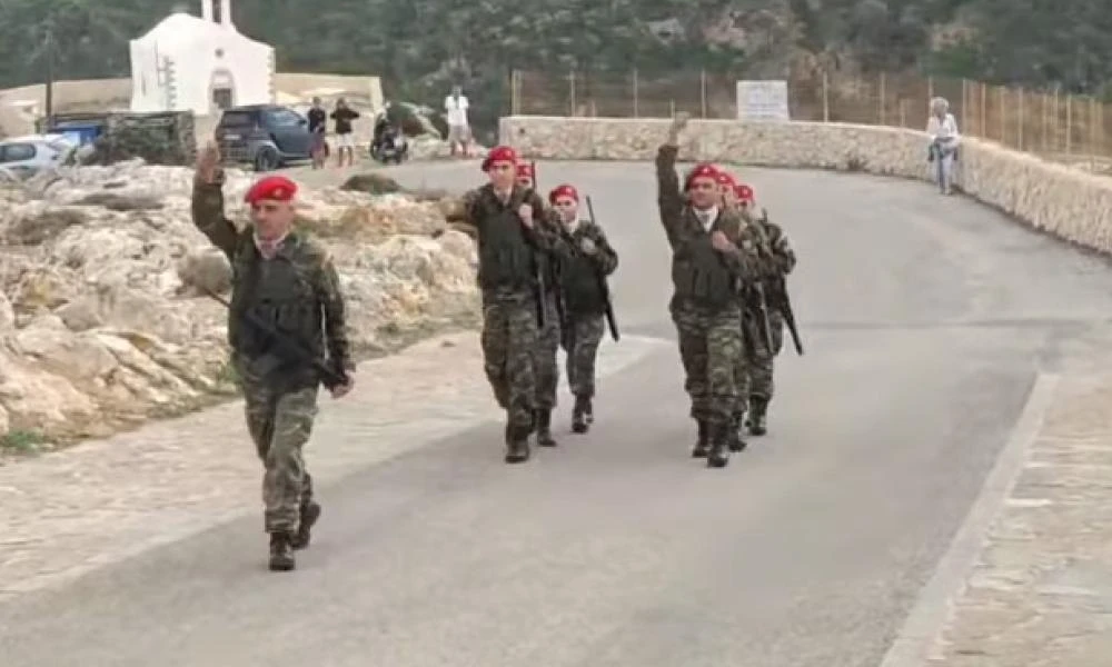 Γαύδος: Συγκινητικές στιγμές από τη συμβολική στρατιωτική παρέλαση με μόλις 8 συμμετέχοντες